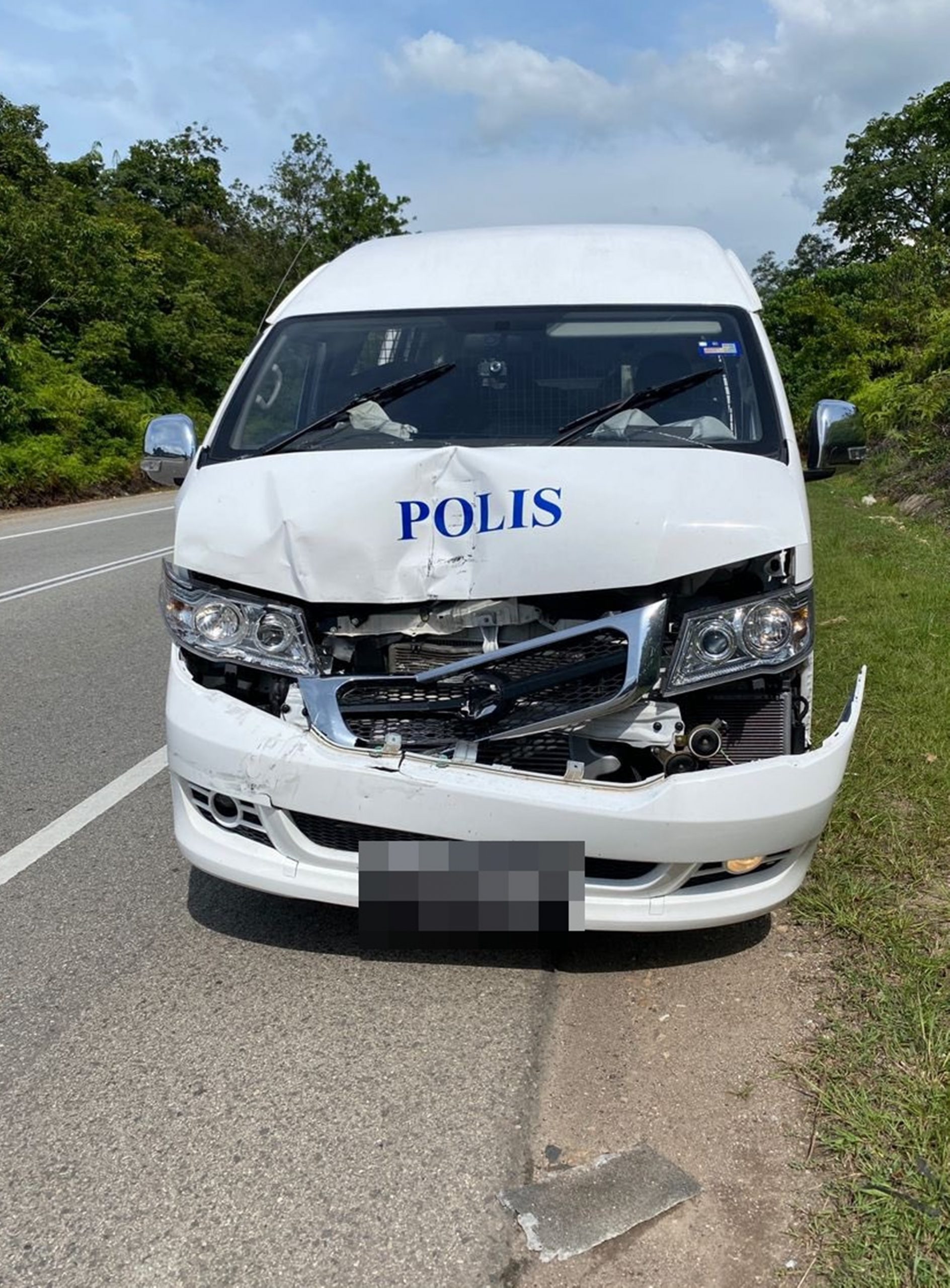 全：遭警方客货车撞毁车尾反接罚单，马来鱼贩傻眼。