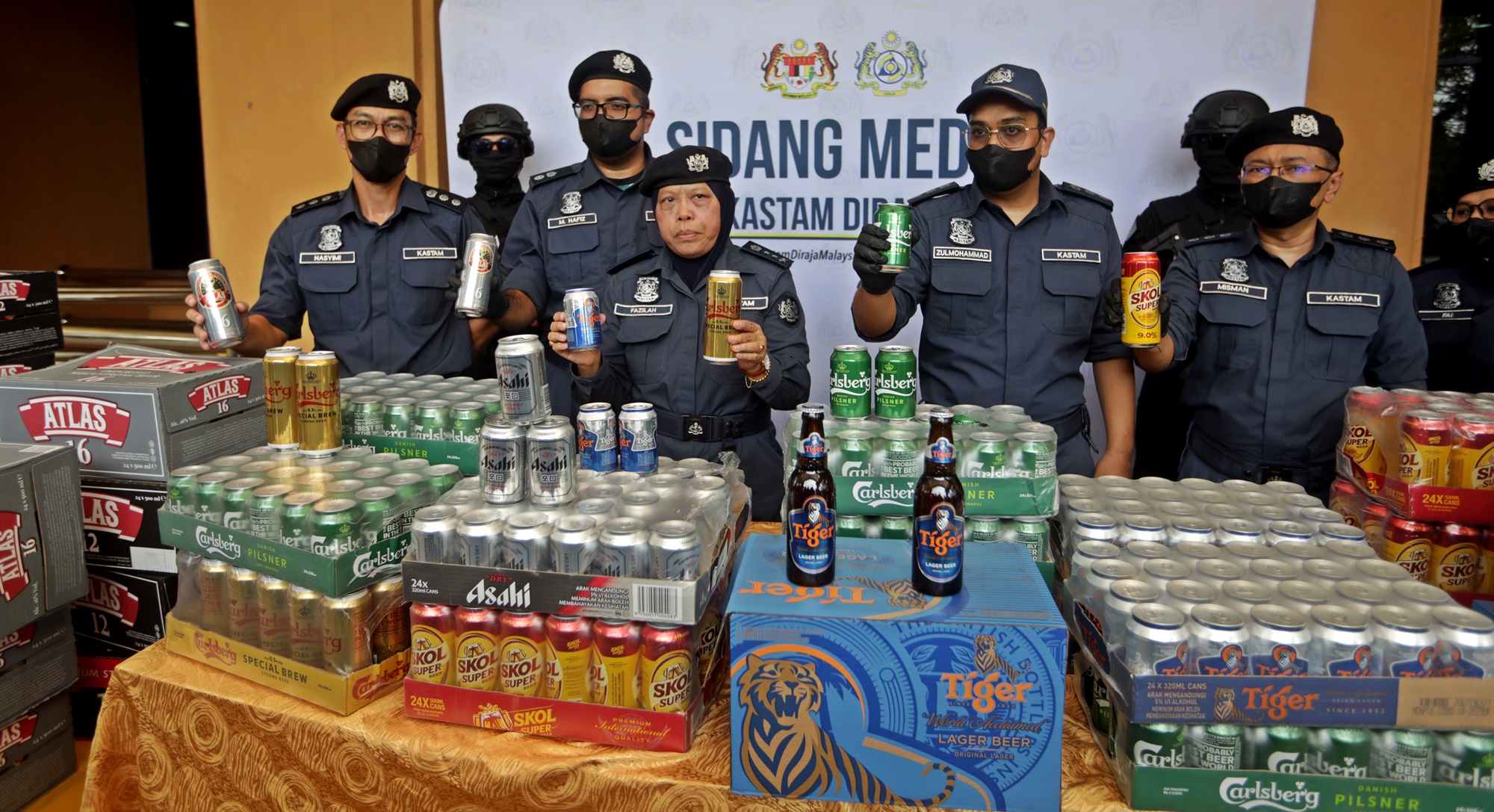 关税局行动起逃税逾RM68万走私酒·7人偷偷落跑