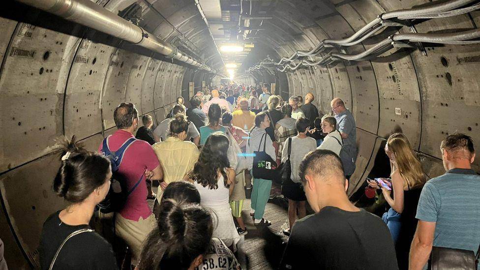 列车故障数十人被困英法海底隧道5小时 乘客：如灾难电影