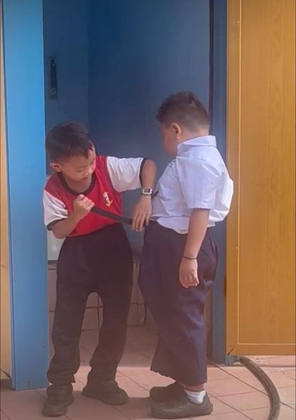  助特殊同学解腰带如厕  7岁学生同学爱感动网