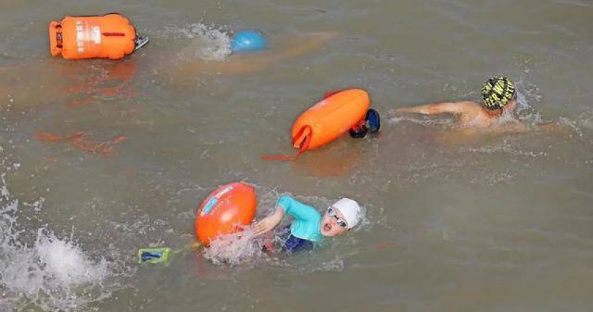 原本连洗头都怕　7岁女童独自横渡钱塘江“一年300天泡在水里”