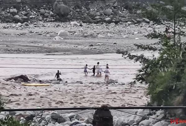 四川龙槽沟山洪暴发增至7死3伤　“许多戏水游客反应不及被冲走”  