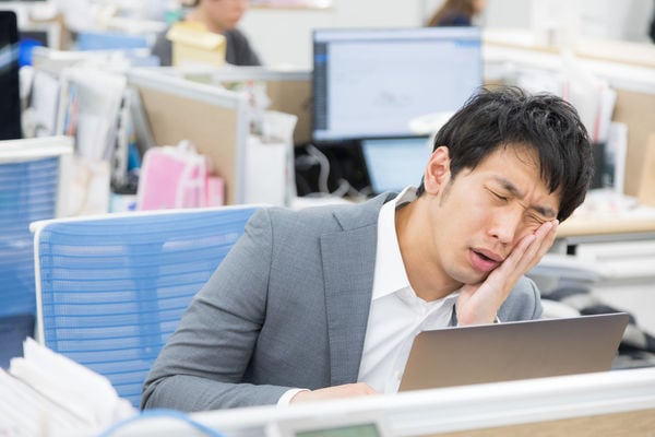 坐办公室整天超累！研究证实“大脑累积1化学物质”　导致神经疲倦