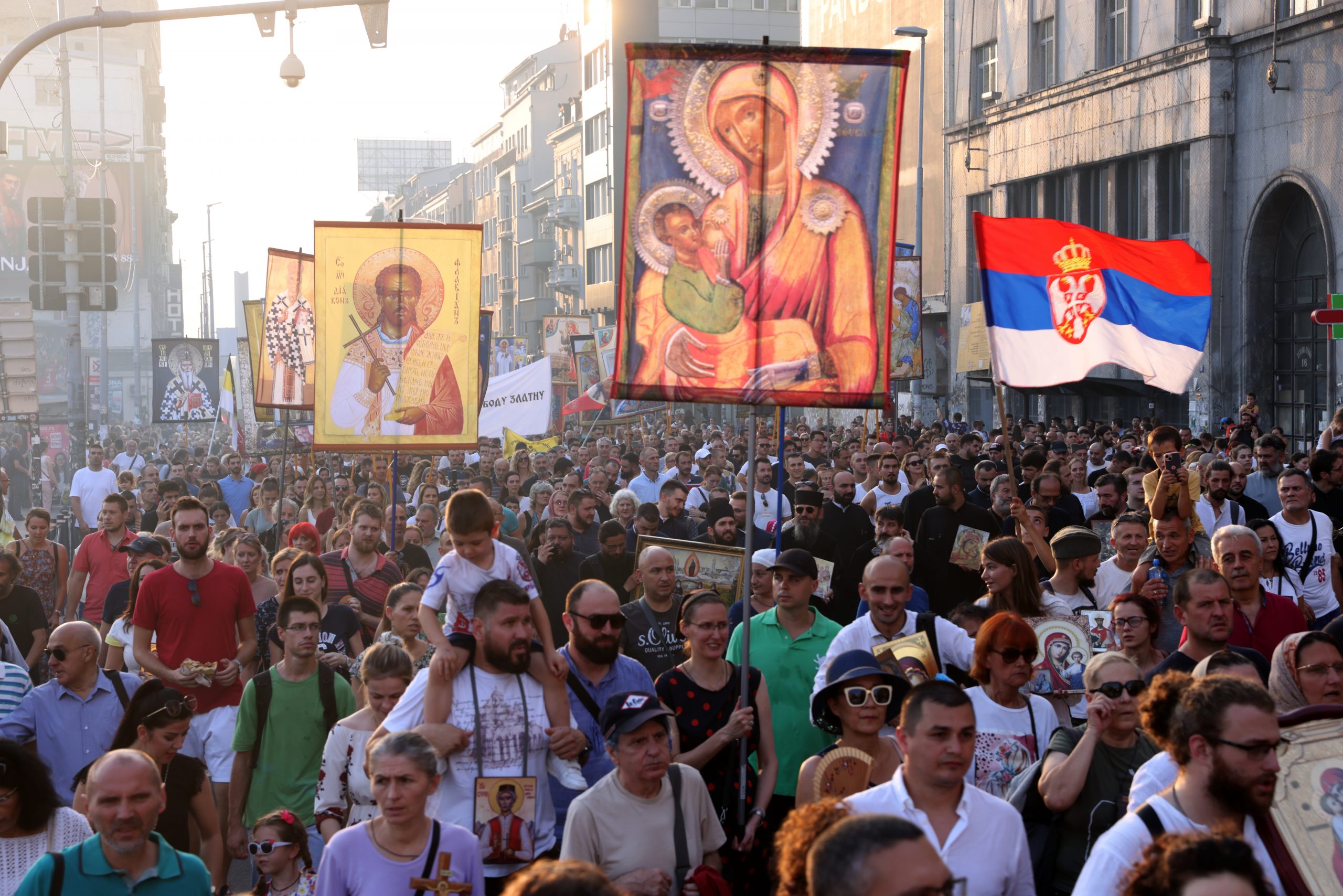 塞尔维亚“欧洲骄傲节”停办　红衣神父“高举十字架”参加示威