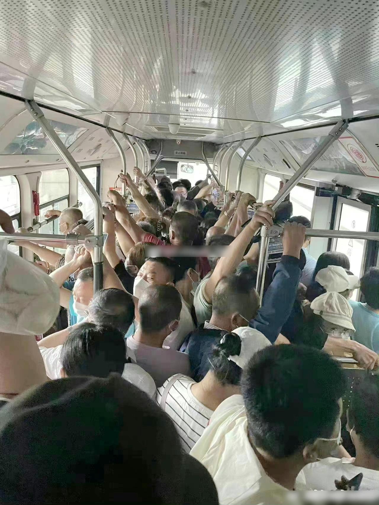 大连巴士地铁减班以减少民众流动聚集  车厢如挤沙丁鱼