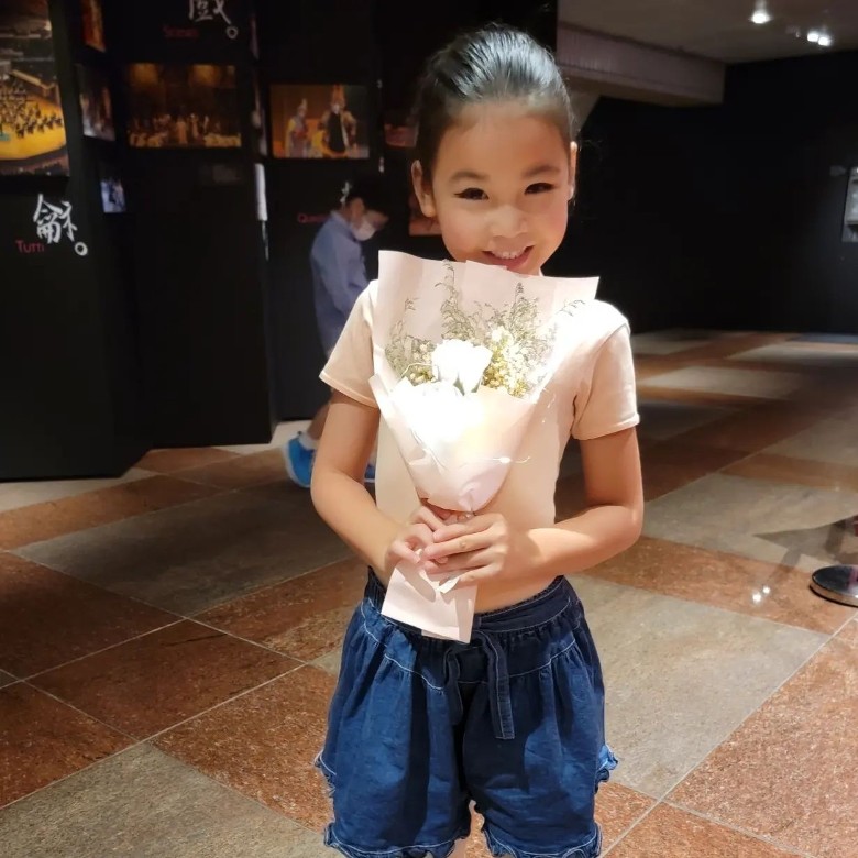 女儿首演芭蕾舞　陈茵媺举家捧场感骄傲
