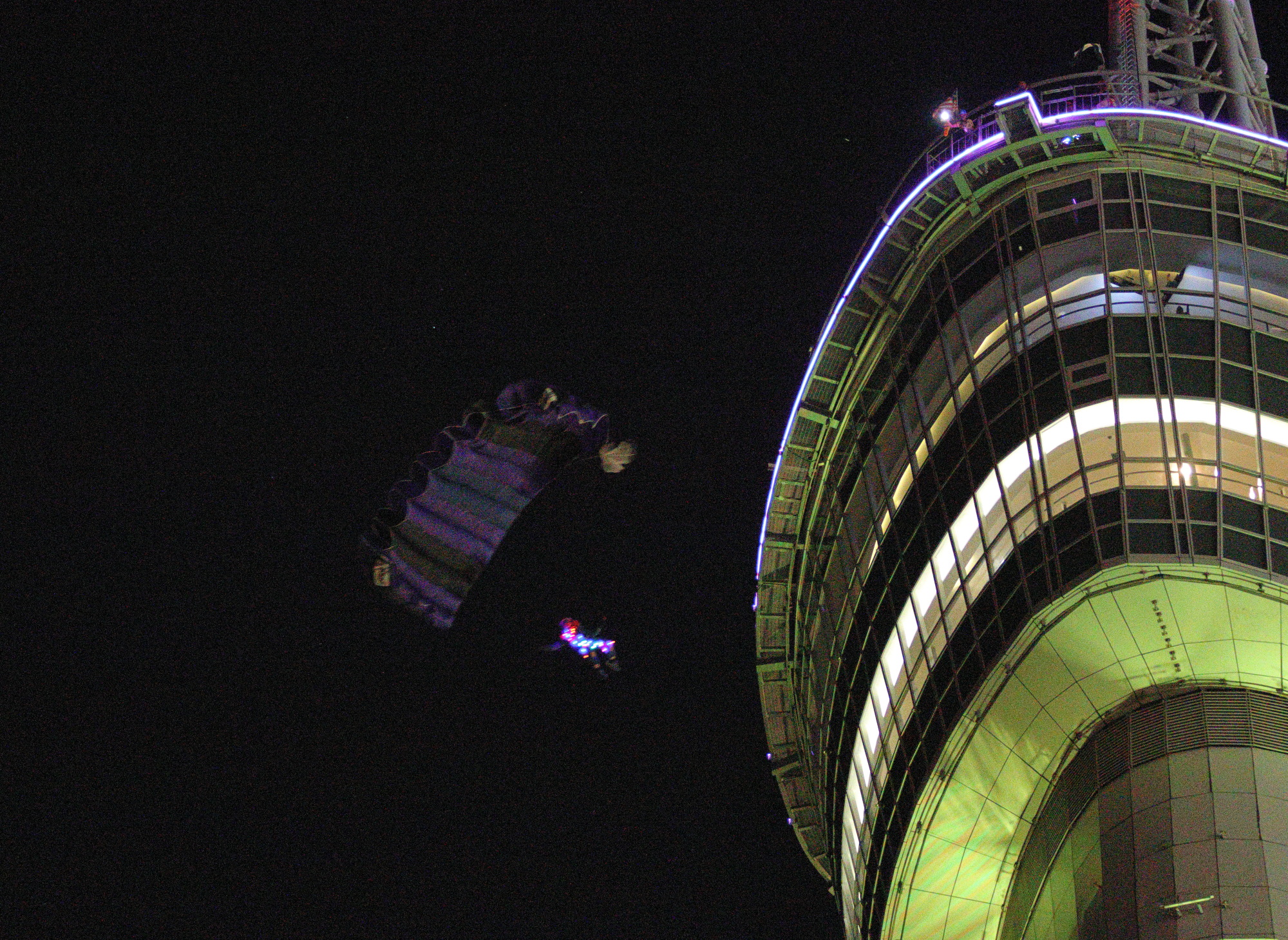 关丹188塔共跳伞65次，向马来西亚祝贺65周年国庆日。