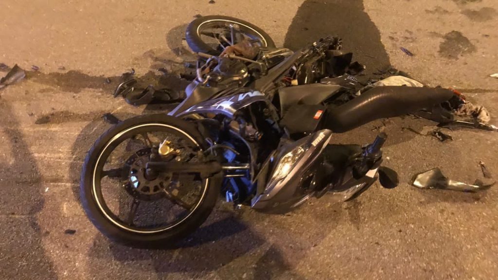 少年司机无牌开罗里 换车道撞死摩托骑士