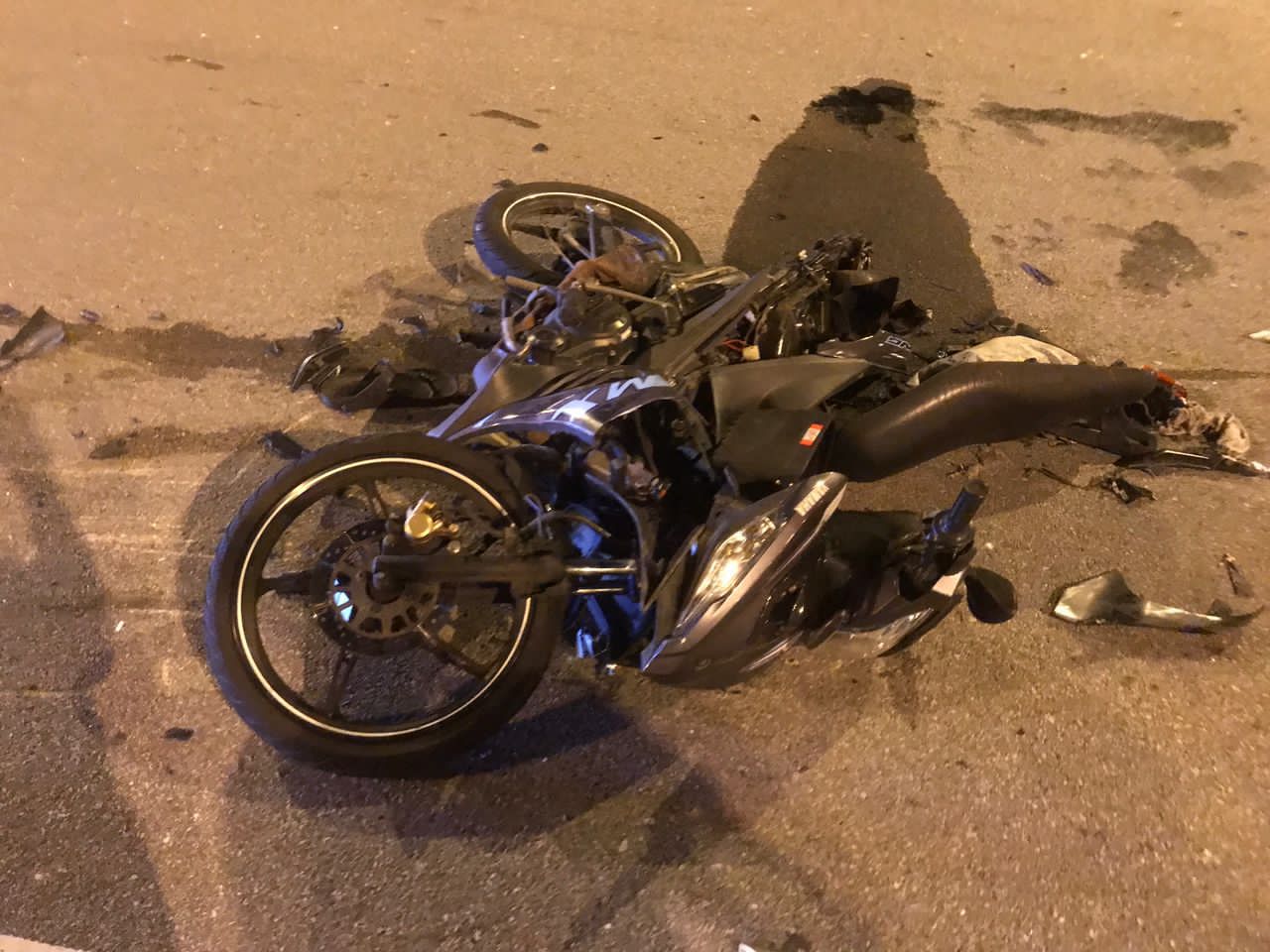 少年司机无牌开罗里·换车道撞死摩托骑士