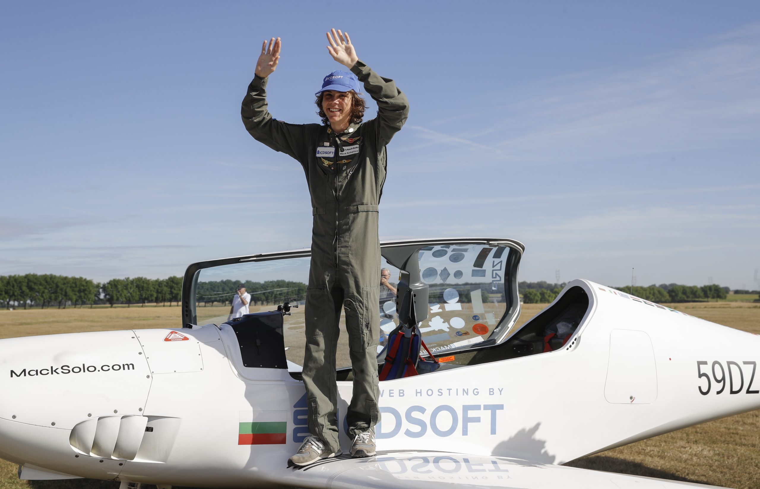 少年独驾飞机环绕地球　成最年轻飞行员