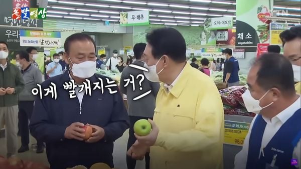 尹锡悦被笑是「笨蛋总统」！手拿青苹果一脸疑惑问：它会变红吗？