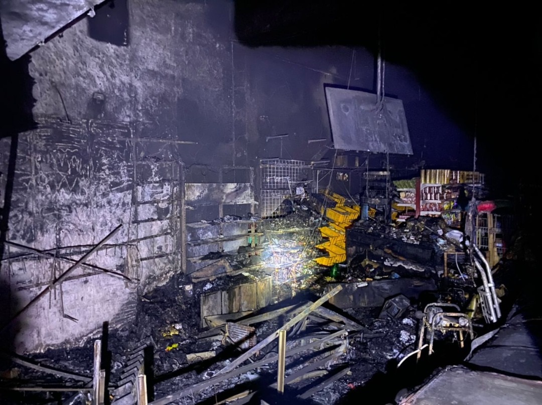 峇双层店屋凌晨遭火魔光顾，孟加拉男子用电锯破门逃出火海