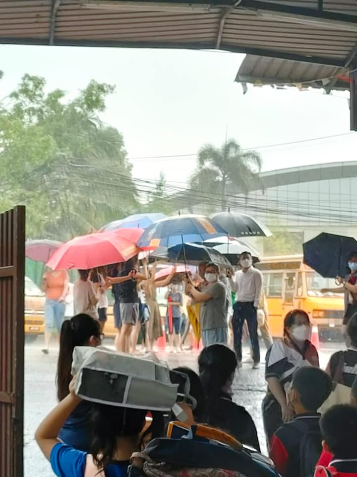 **已签发**柔：放学时间碰上午后豪雨，爱心家长撑伞成棚让学生安全上校车