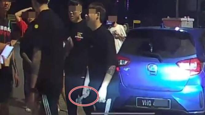 新加坡男子用扳手打伤人！警方：追缉3人中