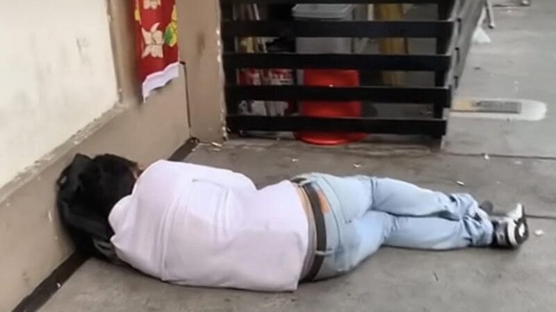 大厦外经常出现酒醉“躺尸” 公众拍下视频：有碍观瞻
