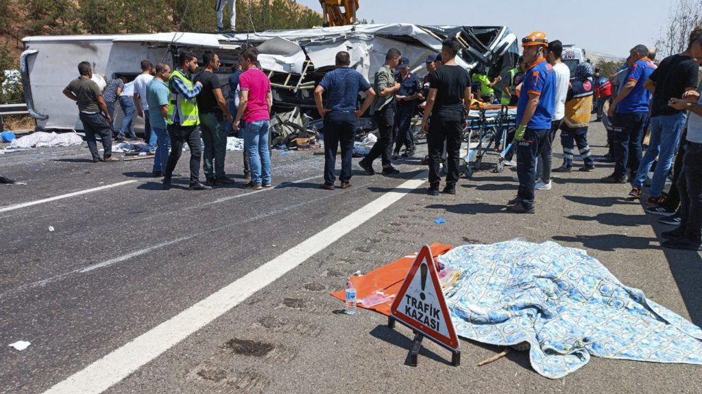 巴士撞入车祸现场 消防员记者等16人亡