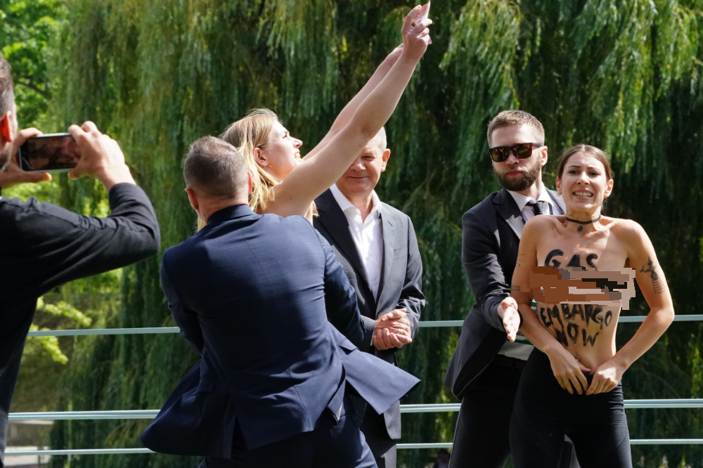 德国总理遇两裸女抗议 要求禁运俄罗斯天然气