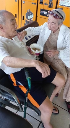  思子殷切！97岁老妇与80岁失智儿车站相见 泣相拥 