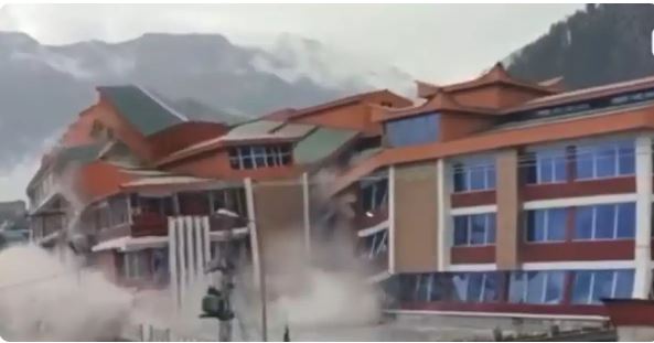    怪物级暴雨！巴基斯坦洪灾逾千死　豪华旅馆被冲走「如骨牌倒塌」影片曝光