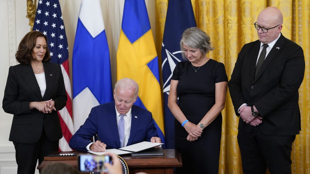 拜登签署批准文件  支持芬兰瑞典入北约