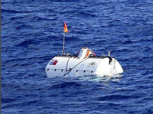 拼盘2图 未签 大图 载人潜水艇抵9801米海底　刷新全国纪录