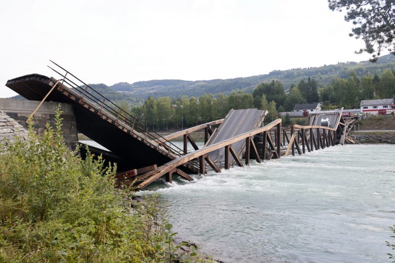 挪威木桥断开6段轿车“直冲入河” 司机死里逃生