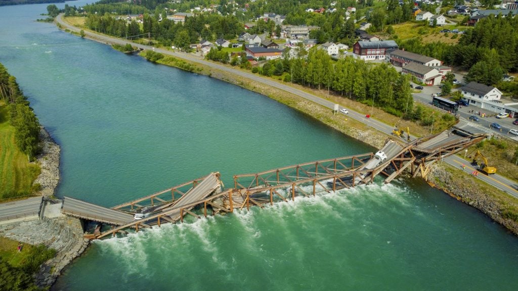 挪威 | 木桥断开6段轿车“直冲入河”  司机死里逃生