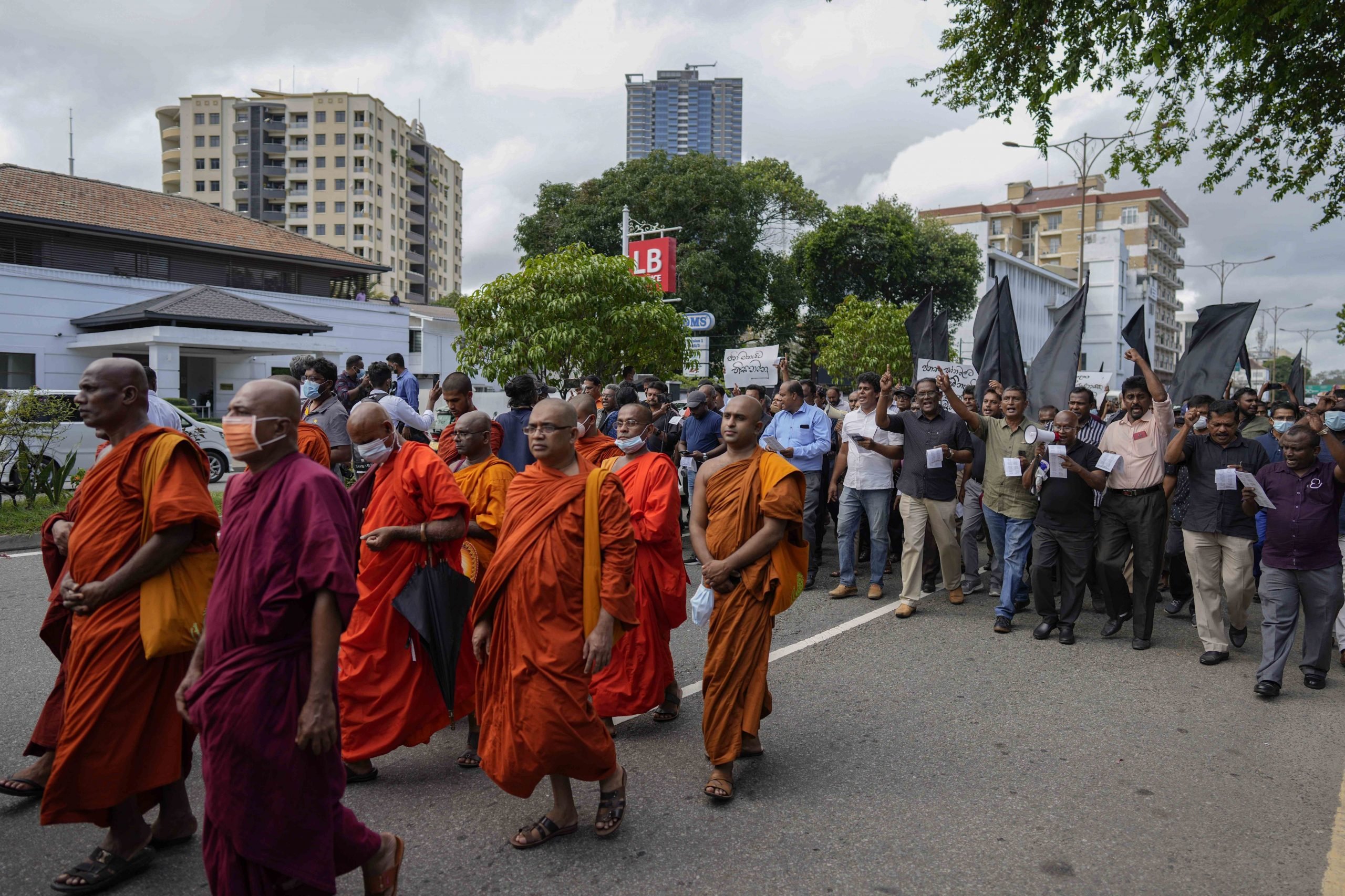 斯里兰卡数百人示威 促解散国会并救济受苦民众