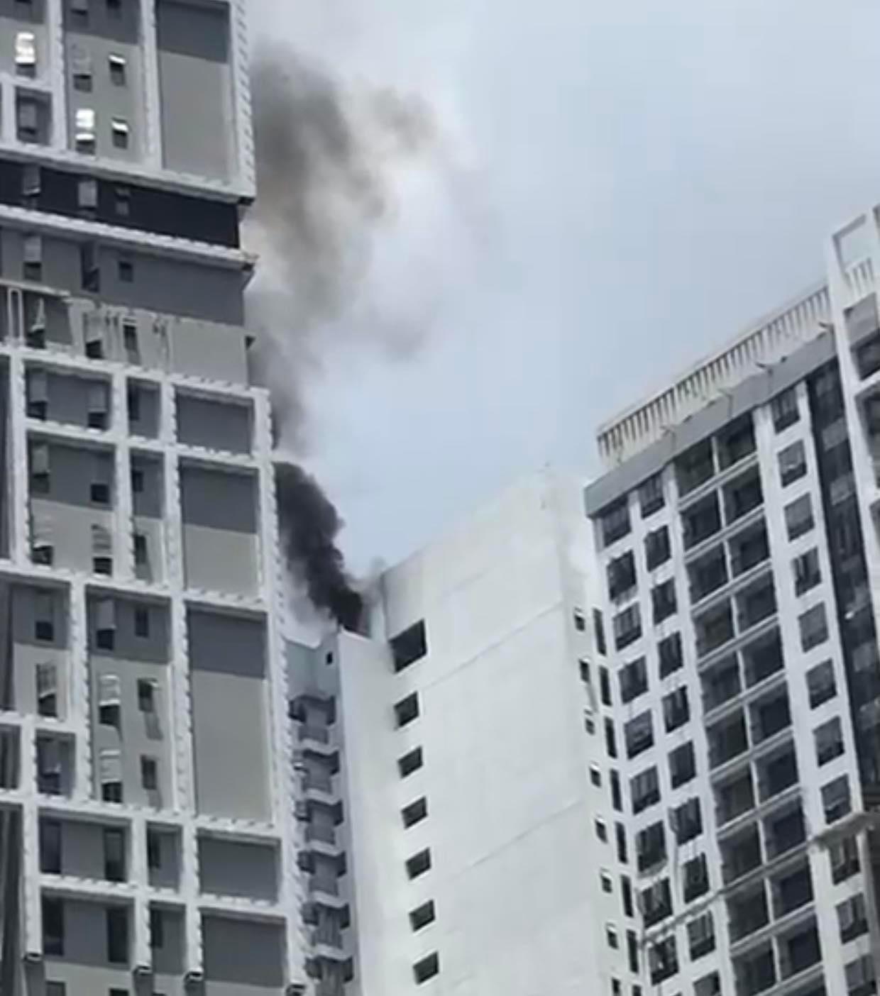 施工公寓堆放塑料起火·高楼冒烟 幸未酿伤亡