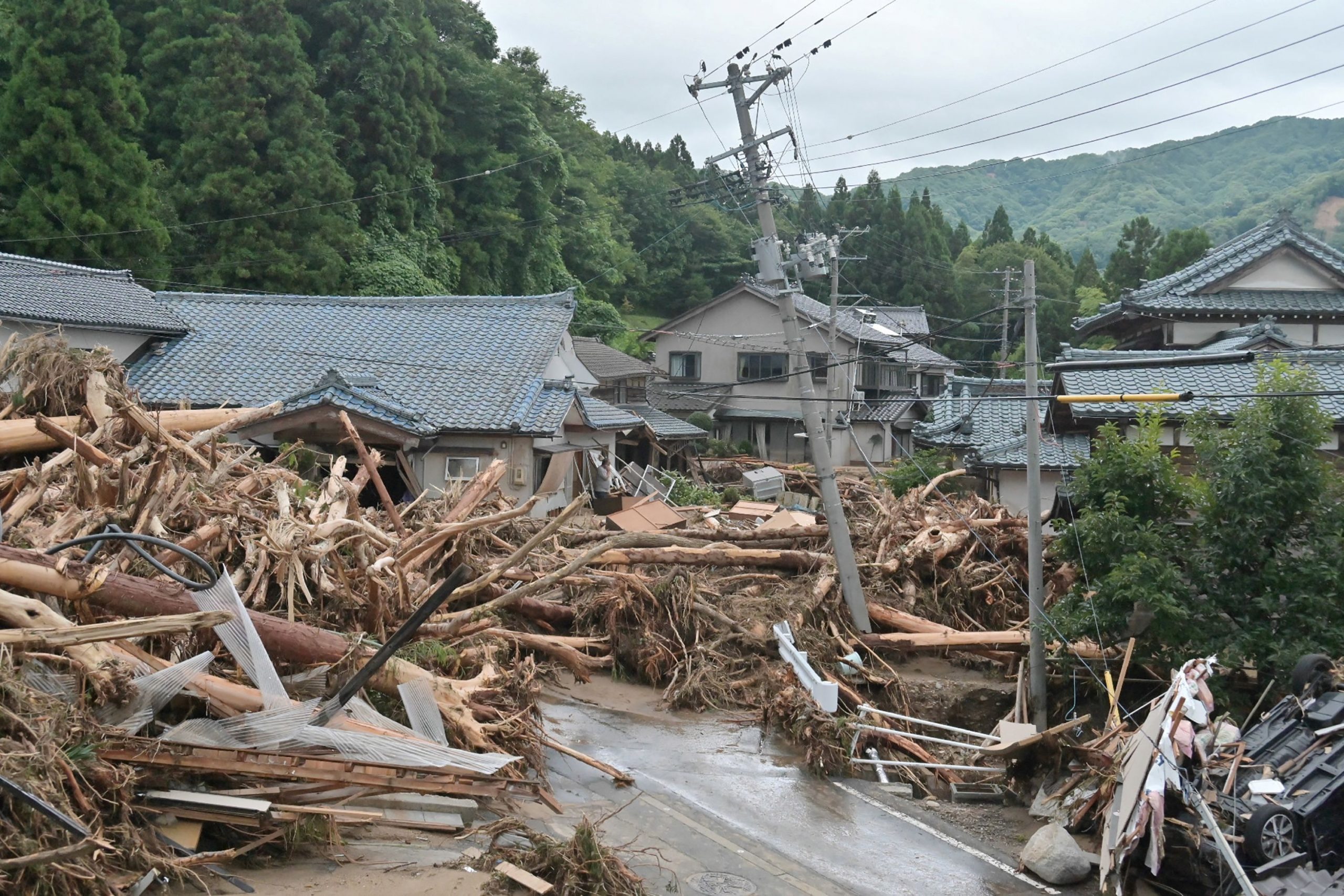 日本东北暴雨引发洪灾　两人下落不明