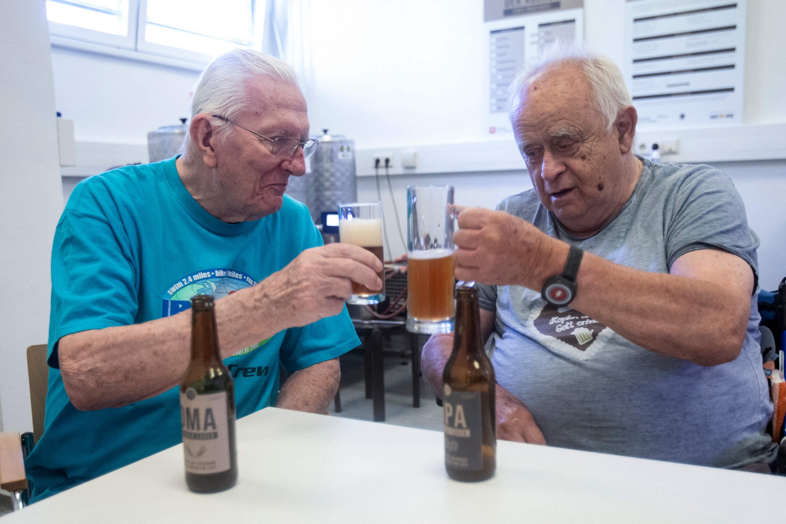 暖势力　　奥地利退休老人为保持运动技能酿啤酒  岂料啤酒卖得精光