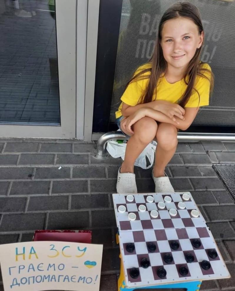 乌克兰10岁国际跳棋世界冠军 街头下棋替乌军募款