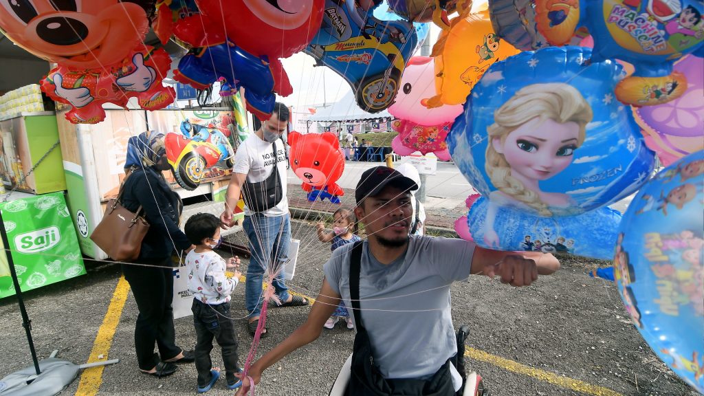 增加收入帮补家用  前残疾国手卖气球谋生 