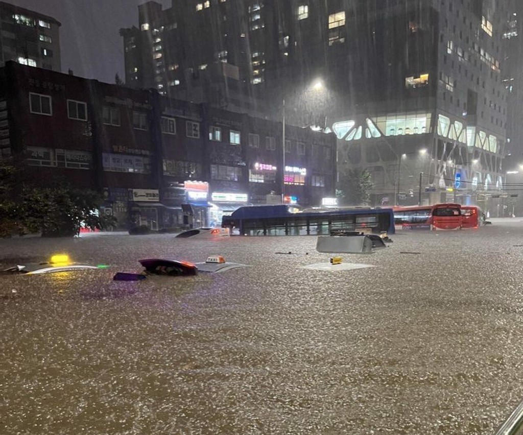 暴雨袭击韩国首尔 「马路洪水吞车」地铁站变泥流大瀑布