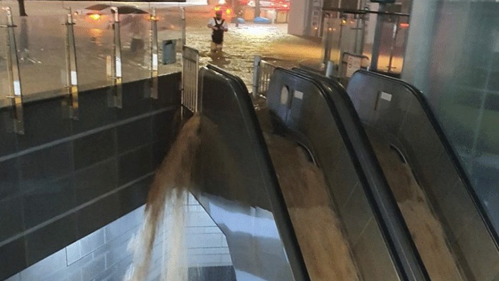 暴雨袭击韩国首尔  地铁站变泥流大瀑布