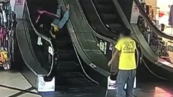 视频 | 男童故意按停商场扶手电梯  见女童摔倒滚落还拍手