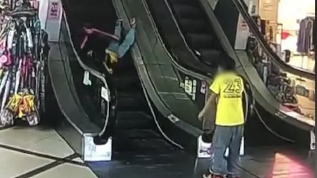 有视频 男童故意按停商场扶手电梯 见女童摔倒滚落还拍手