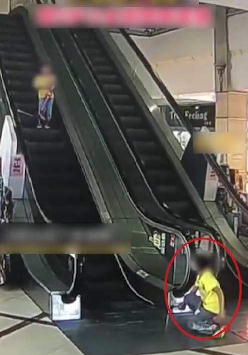 有视频 男童故意按停商场扶手电梯 见女童摔倒滚落还拍手