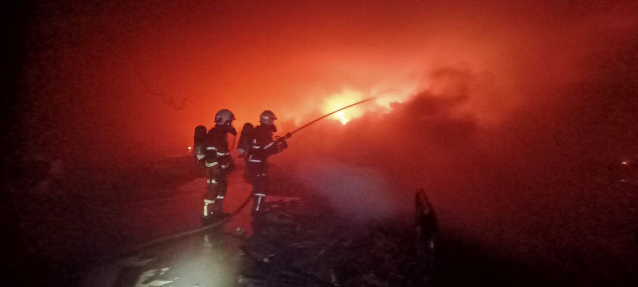 柔：37名消拯员耗时12小时扑灭金属回收厂的火势