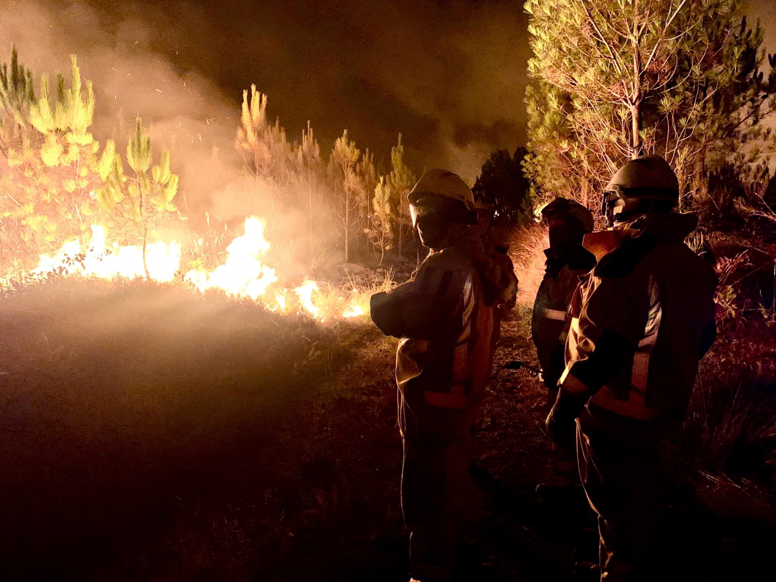 法国西南部山火持续　疏散逾万人