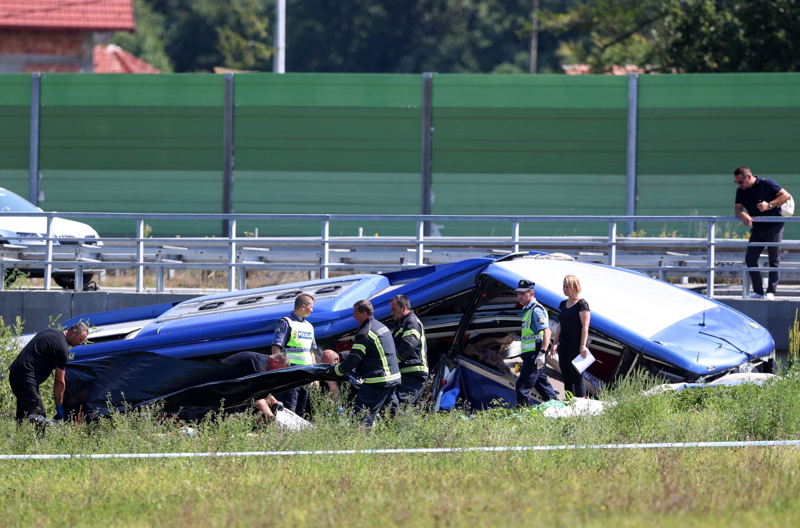 波兰朝圣团巴士在克罗地亚发生车祸12死31伤