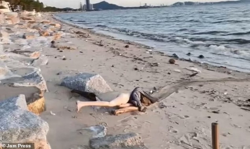 泰国海滩惊见“年轻裸女尸体”？警方到场发现乌龙一场