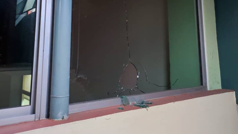滨二连遭弹珠袭击 车窗校舍窗口被射破