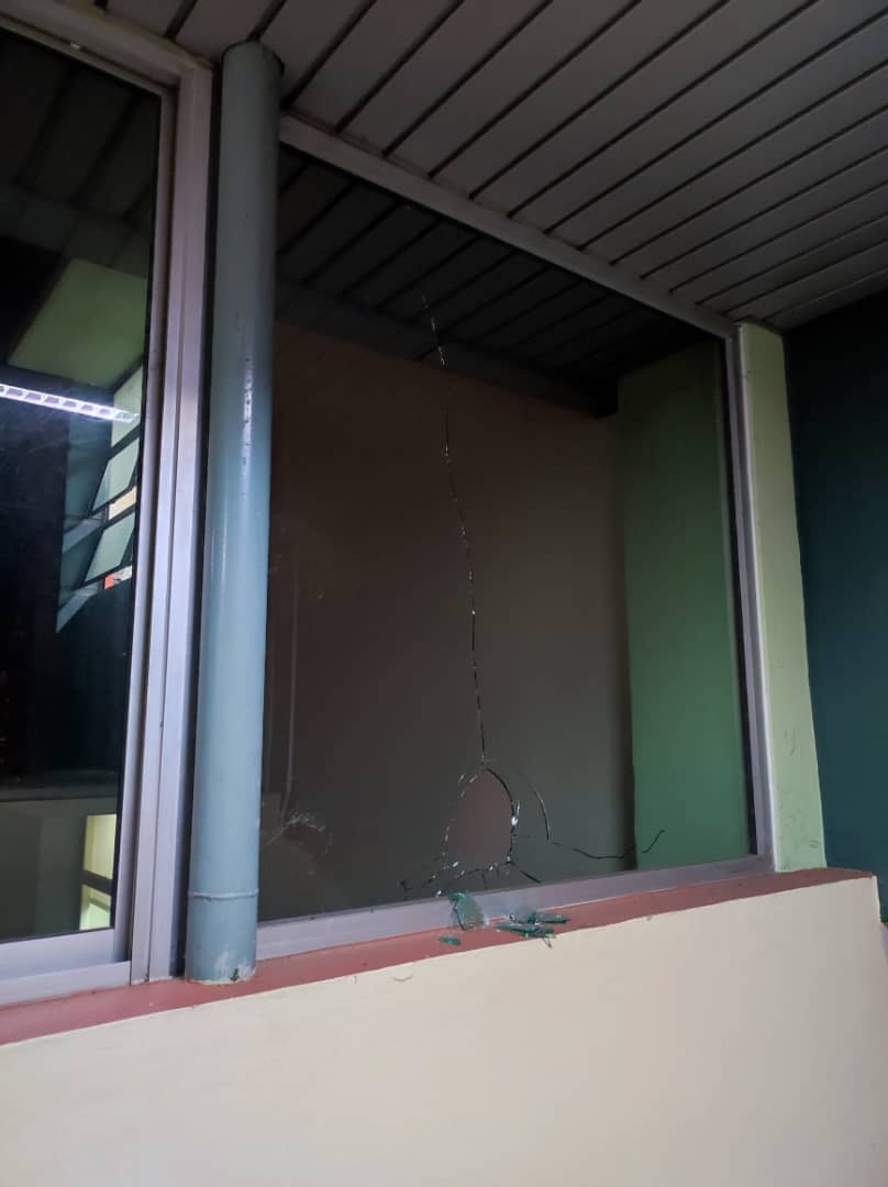 滨二连遭弹珠袭击 车窗校舍窗口被射破