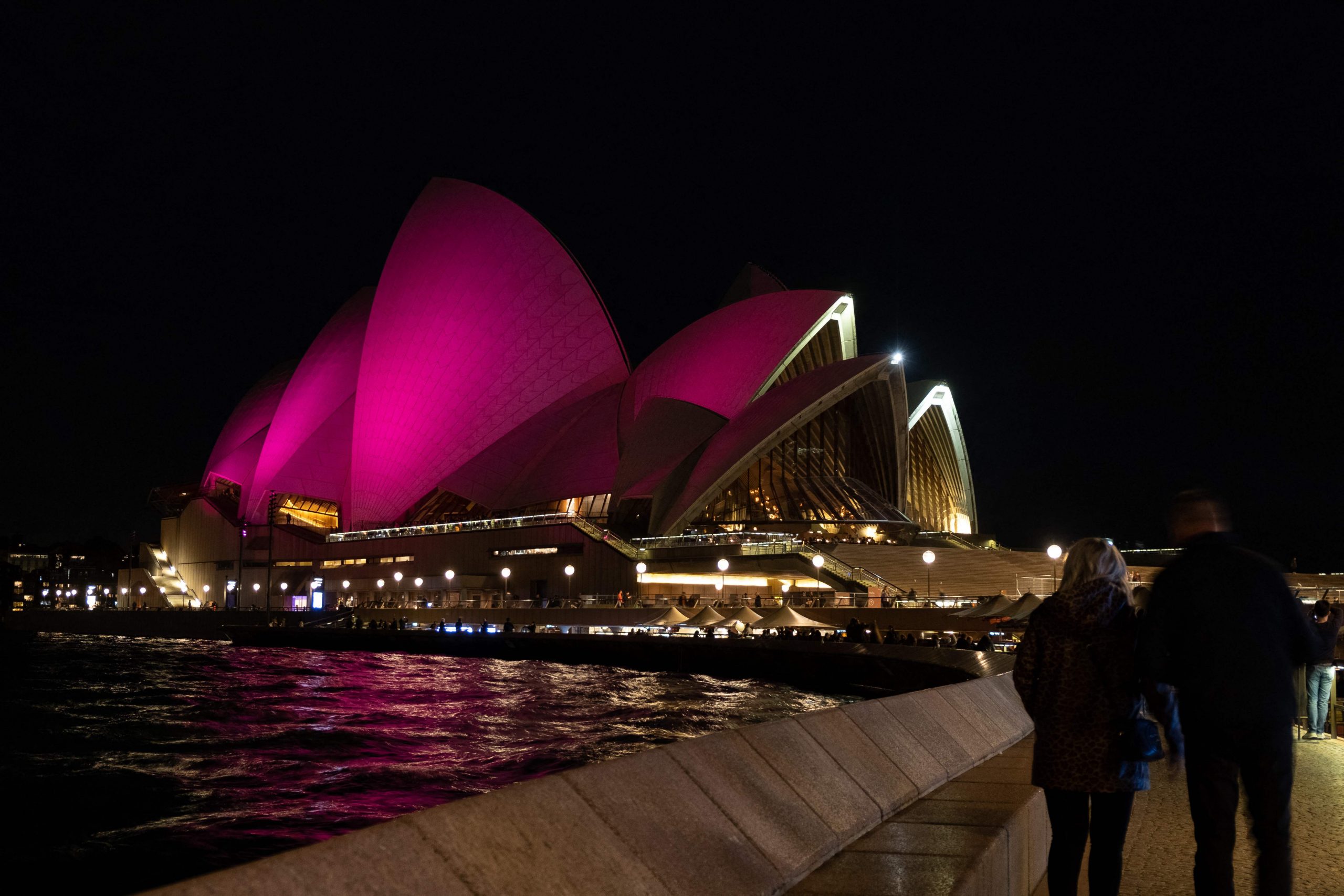  澳洲为奥莉维亚办国家追悼会 澳洲地标点亮粉红灯