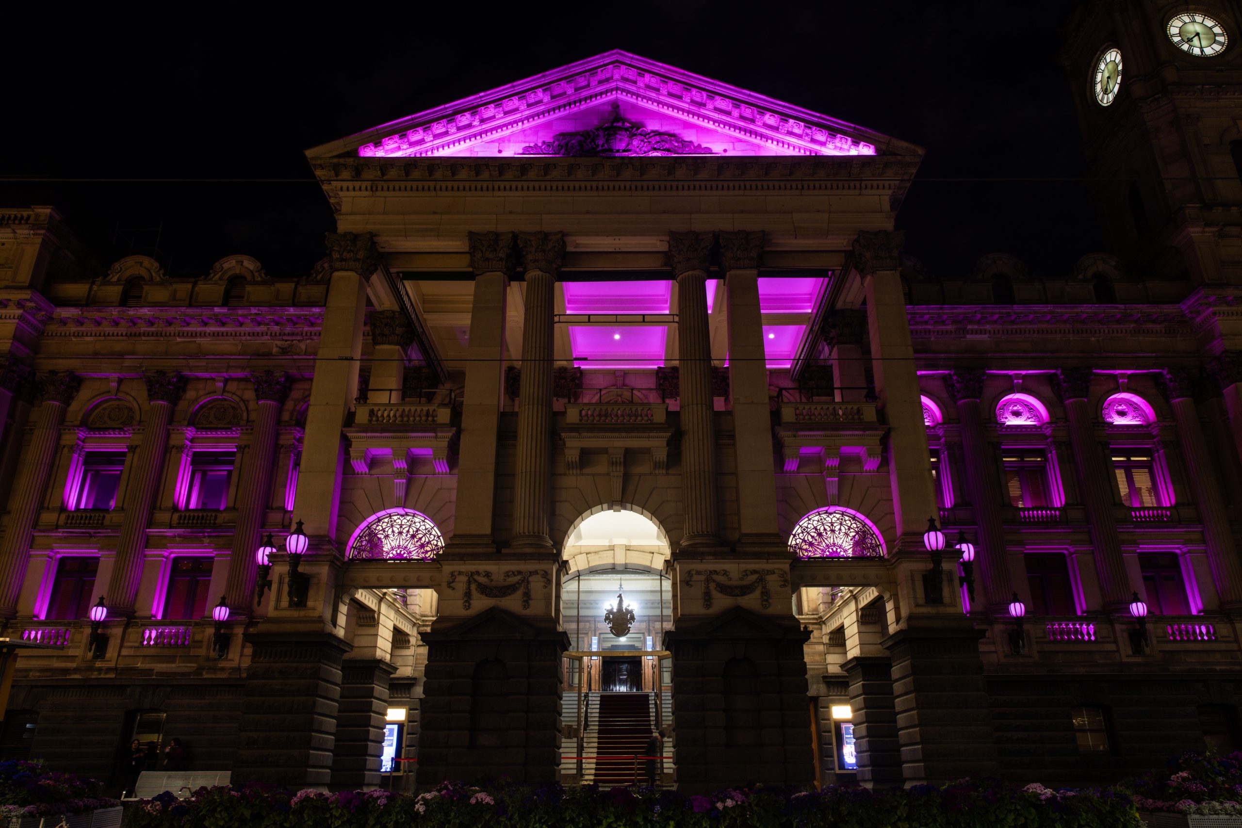 澳洲为奥莉维亚办国家追悼会 澳洲地标点亮粉红灯