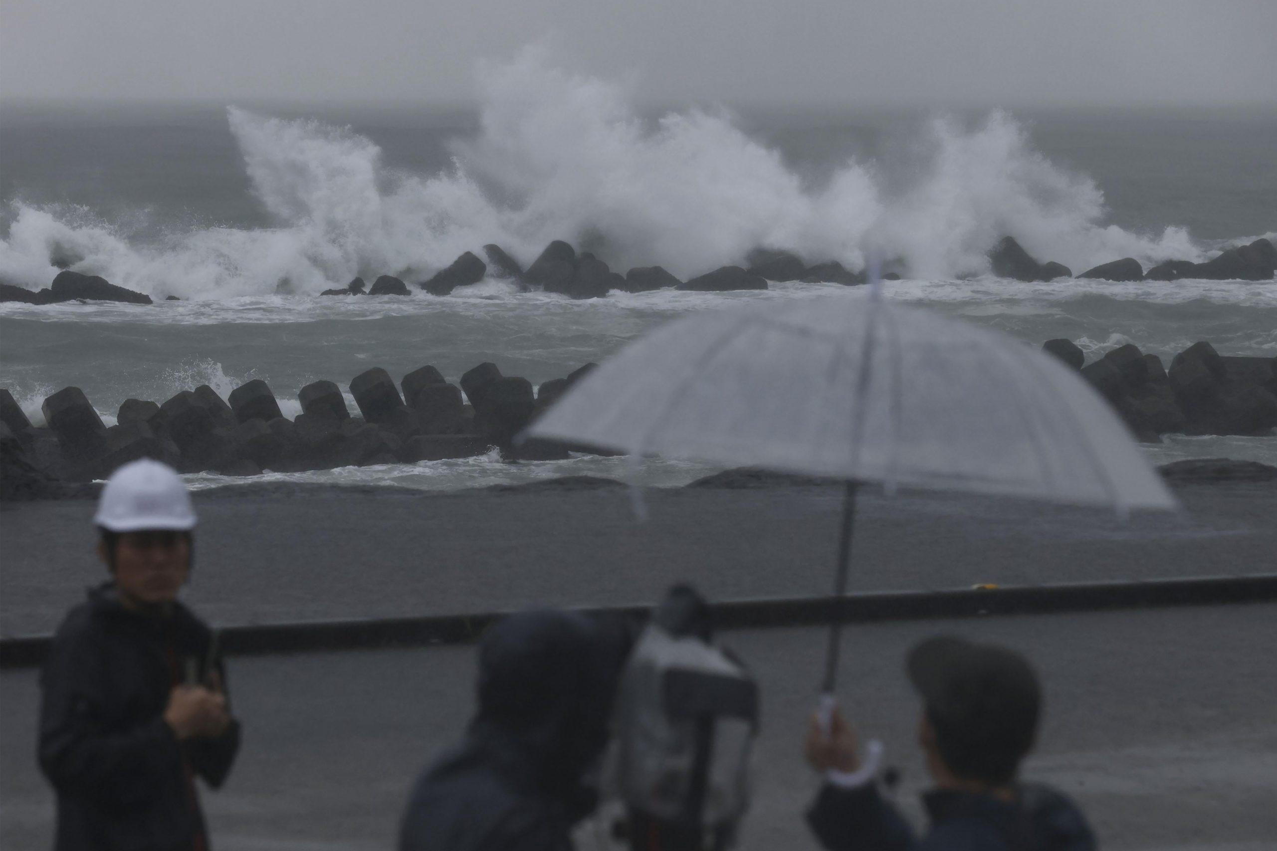 热带风暴“米雷”吹袭日本 陆空交通受阻