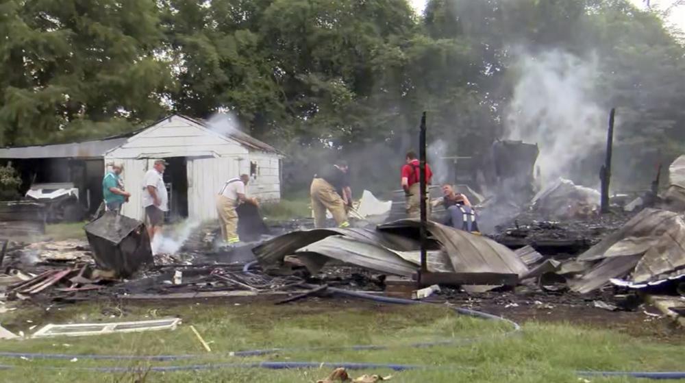 煤气爆炸摧毁屋子 父女身亡8人伤