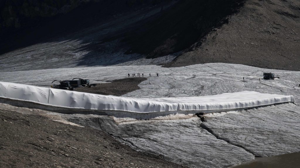 瑞士两冰川之间冰层数周内完全融化 山路重现
