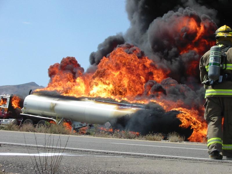 看世界／利比亚油罐车翻覆民众抢油 起火爆炸酿9死76伤